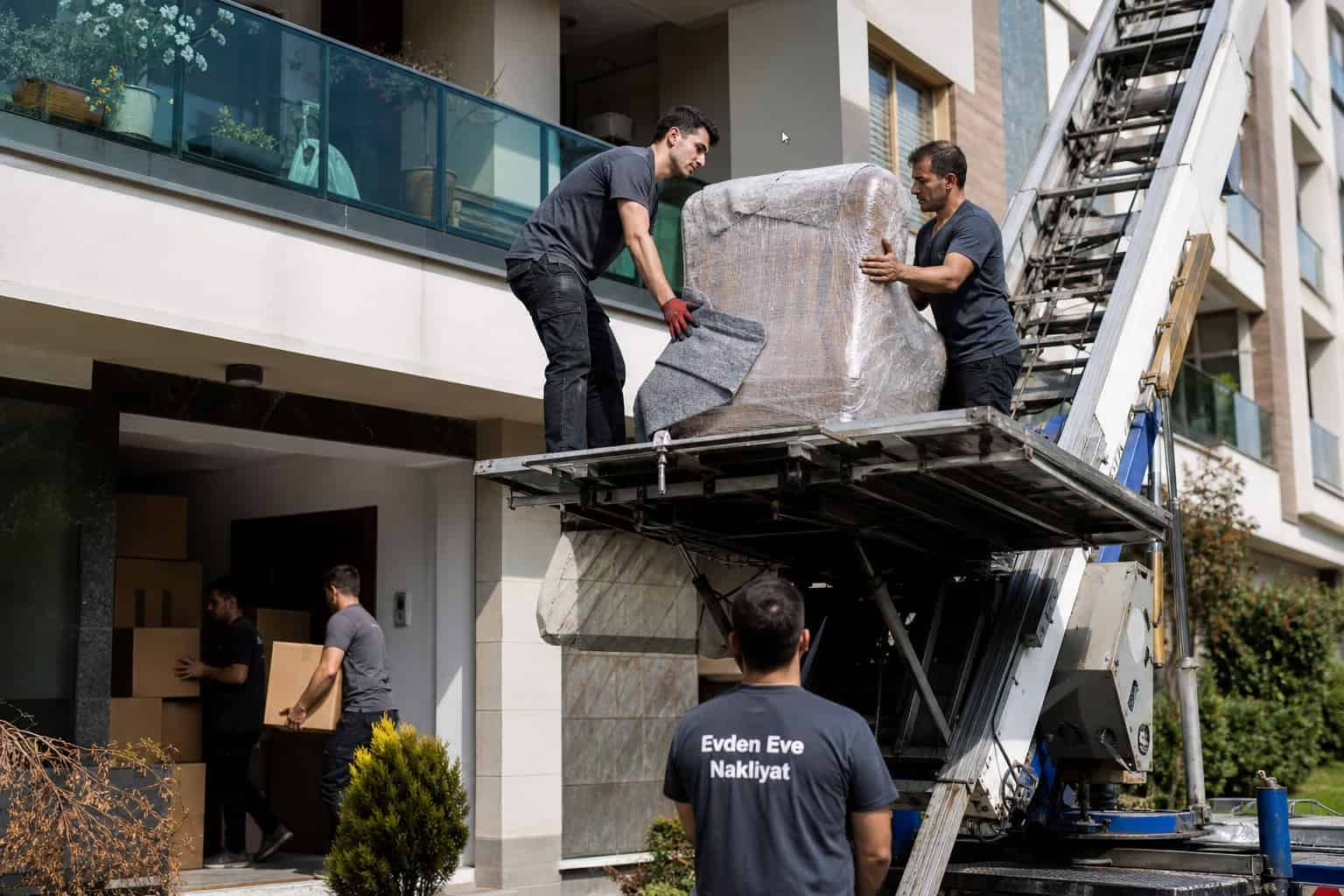 Parça Eşya Taşıma - balkonlu binada lift operasyonu