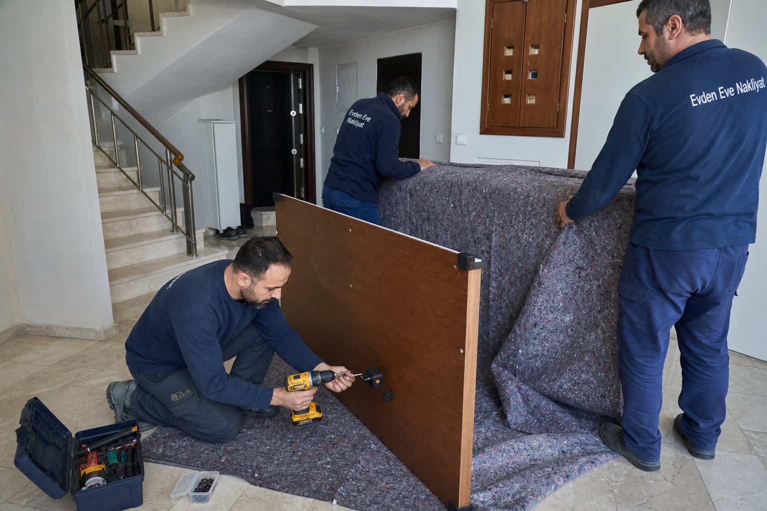 Eşya Paketleme - dolap yan panelini ekiple yerinden ayirma