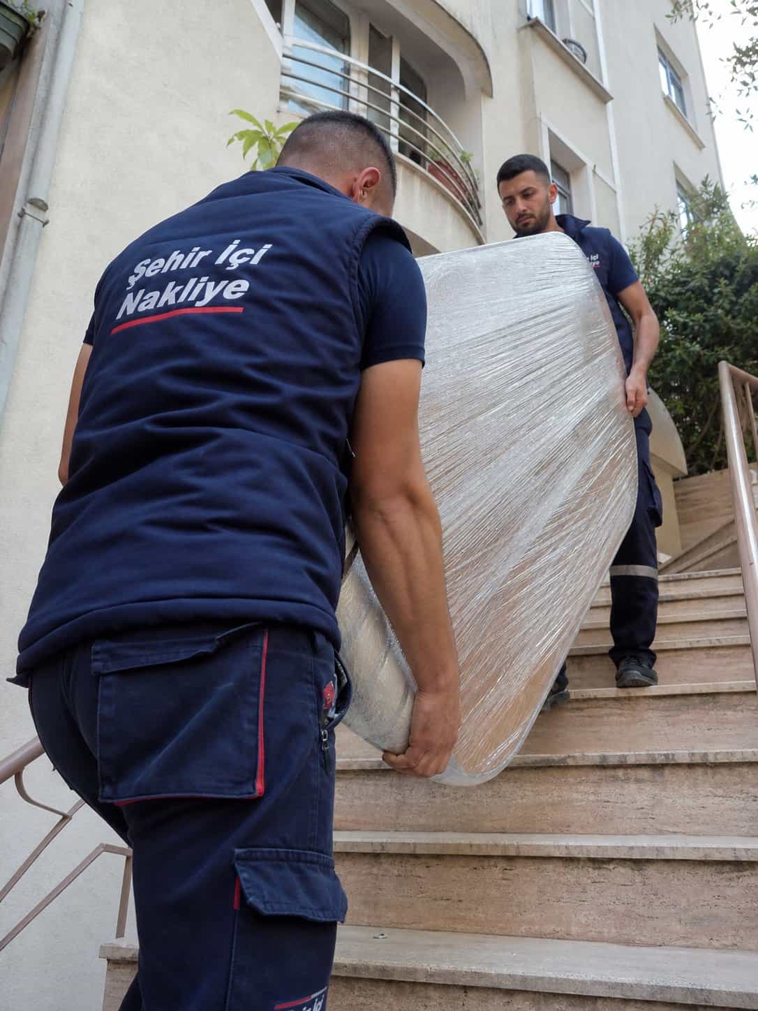 İptal ve İade Koşulları hizmeti için merdivenden paketli yatak cikarma
