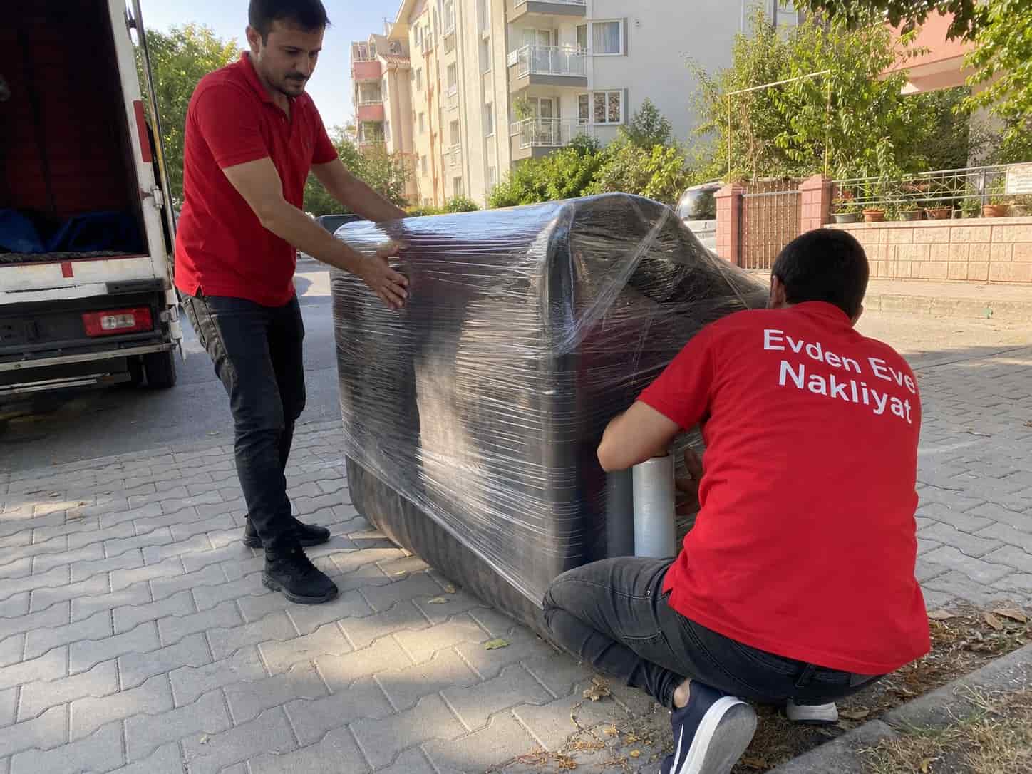 Nakliyat Hizmetleri - ortak ekiple agir yuk kaldirma